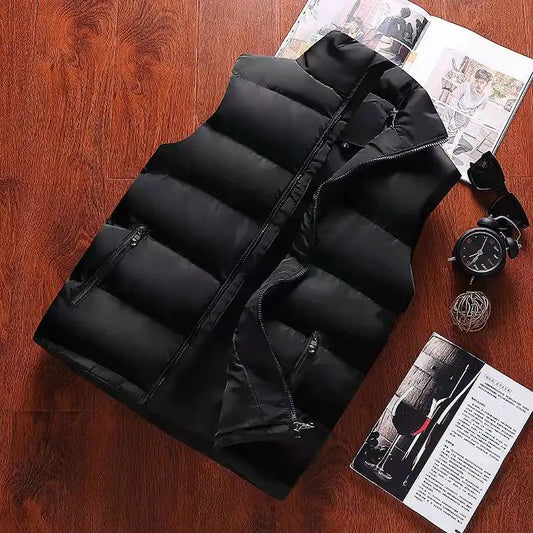 L'Indispensable de l'Hiver : Veste-Gilet Homme. Confort Thermique Garanti, Totalement Imperméable. Son Col Droit et sa Fermeture Éclair Robuste en font l'Allié Parfait de l'Automne Décontracté. Le Gilet de Marque qui Allie Chaleur et Tendance.